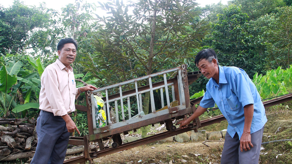 Lão nông sáng chế máy vận chuyển trên đất dốc