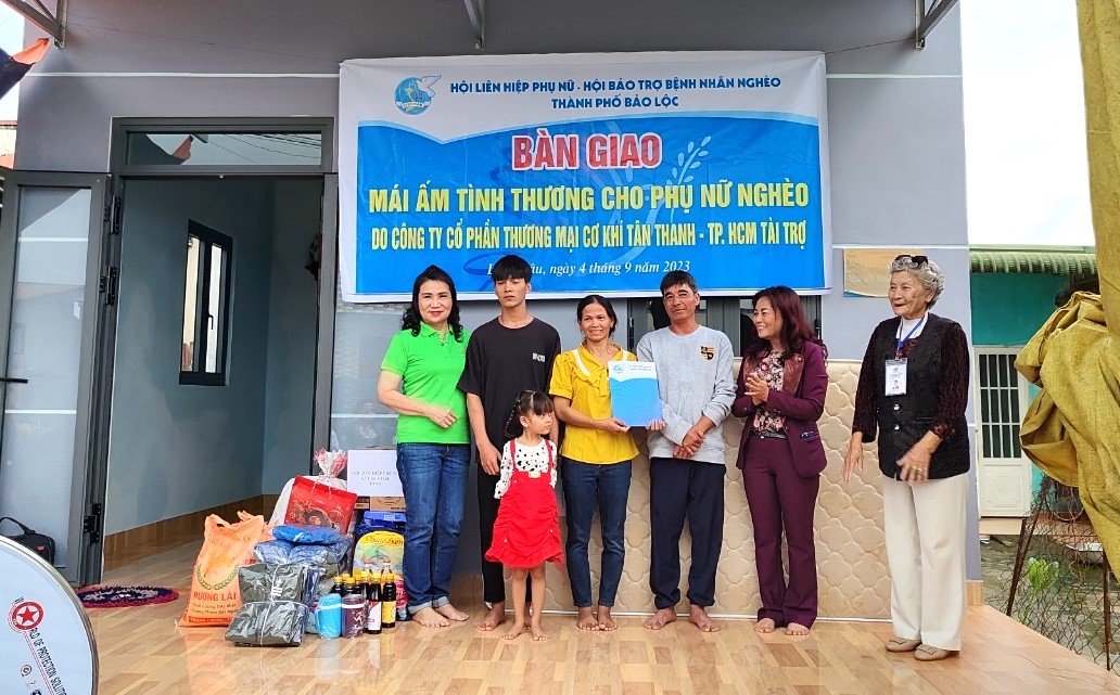 Bảo Lộc: Bàn giao mái ấm tình thương cho phụ nữ khó khăn