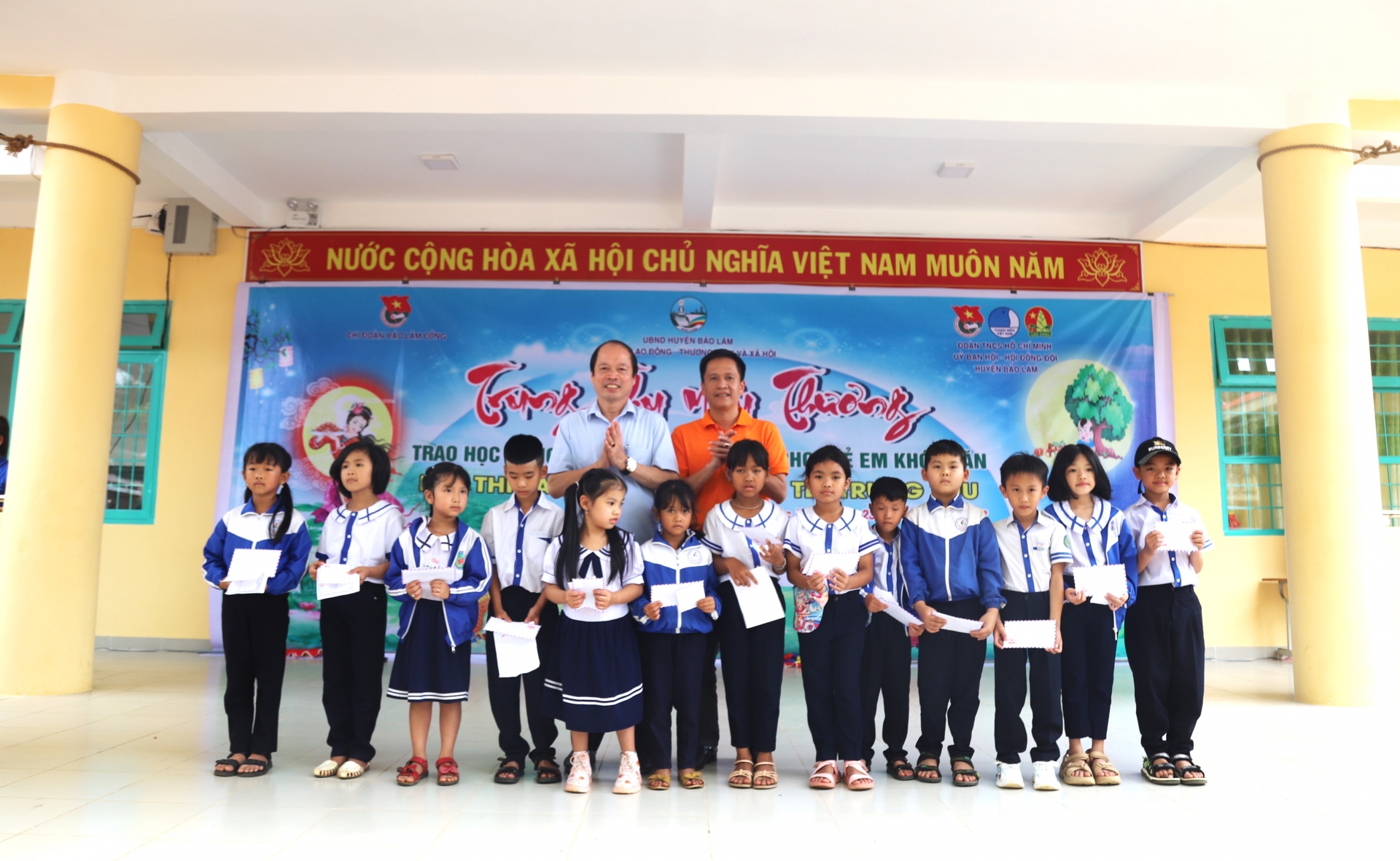 Báo Lâm Đồng mang Trung thu yêu thương đến với trẻ em vùng sâu