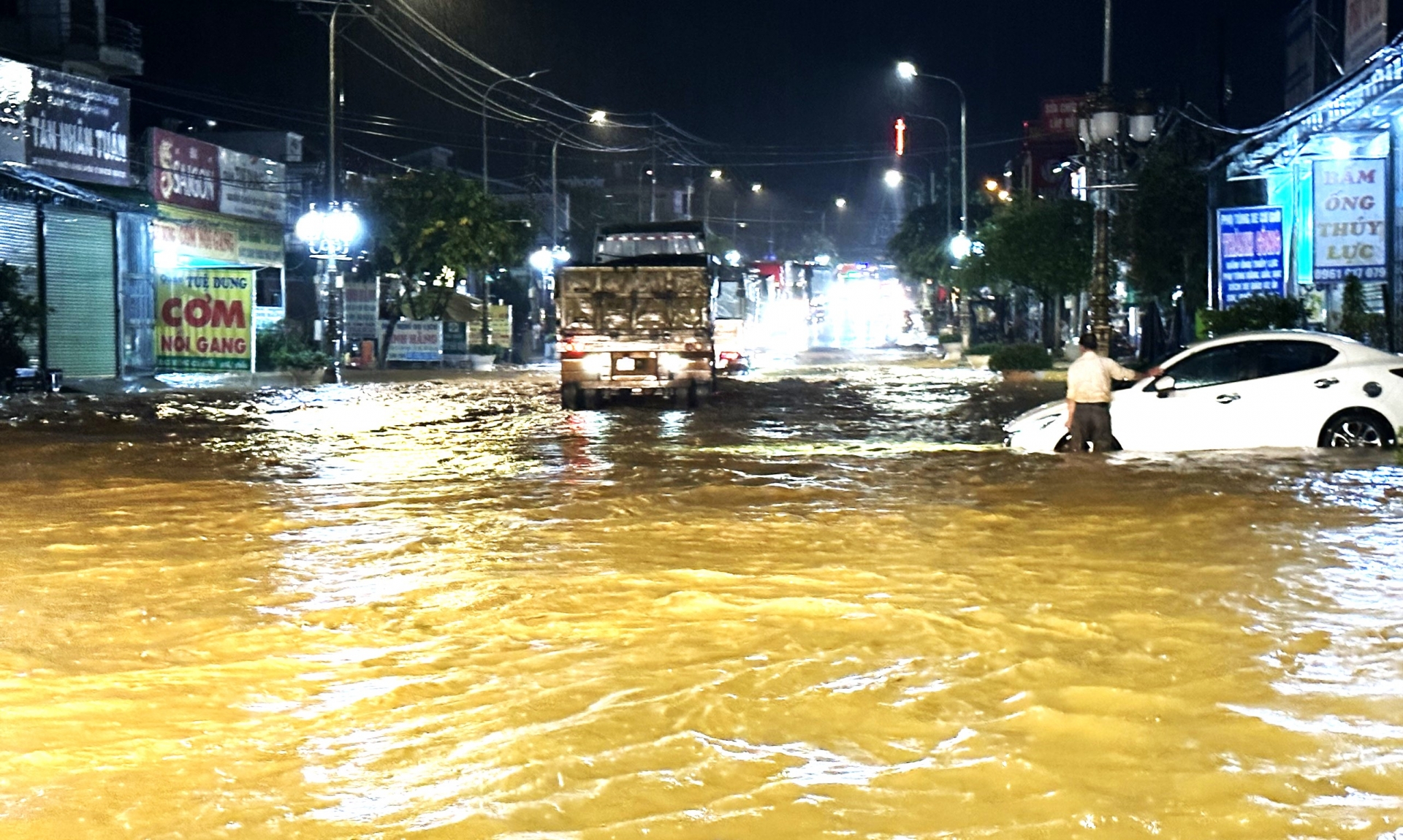 Đạ Huoai: Mưa lớn làm Quốc lộ 20 ngập sâu nhiều giờ, nhiều người đi xe máy té ngã nhập viện
