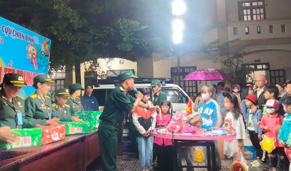 Tặng quà và học bổng cho thiếu nhi D’ran