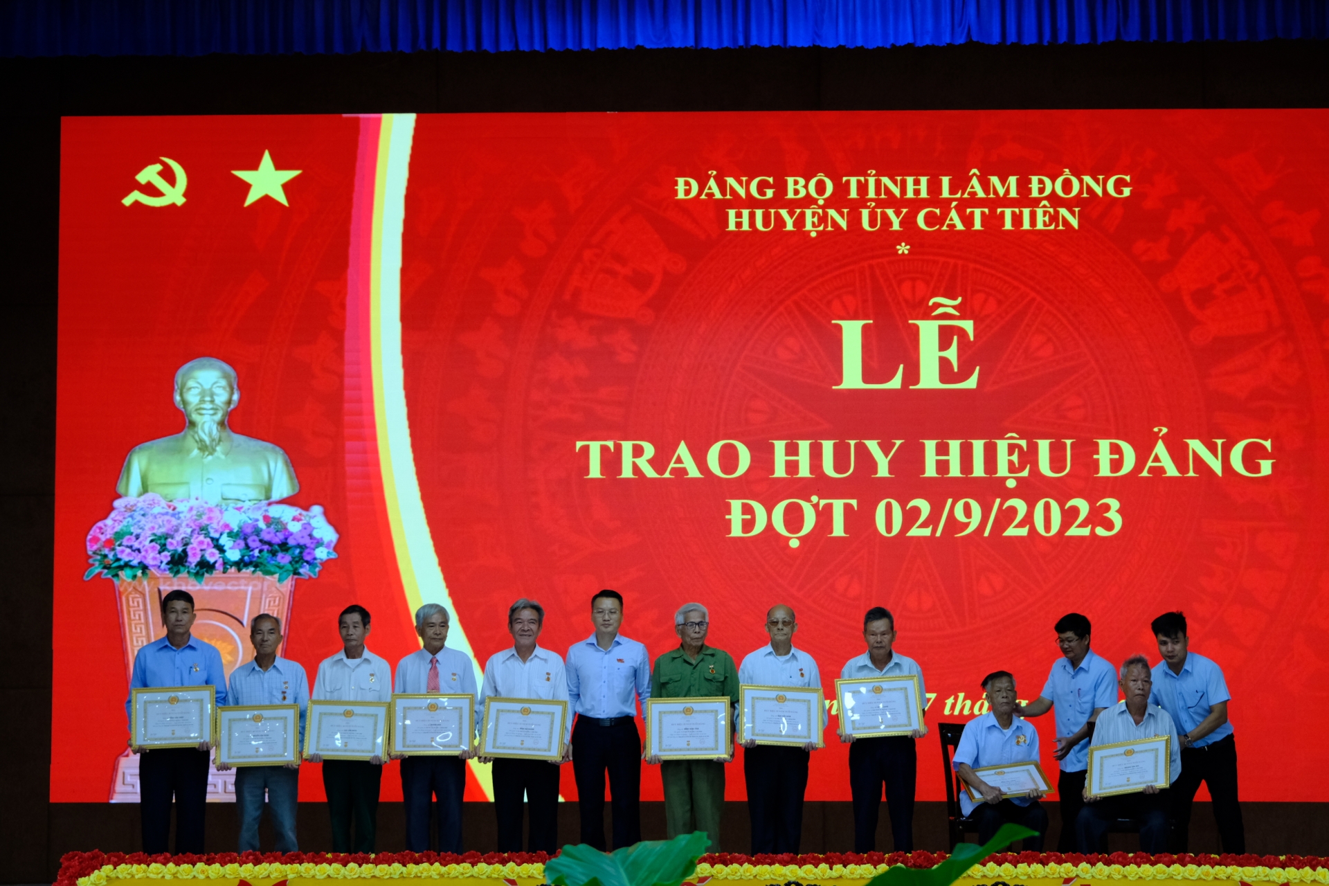Cát Tiên: Trao Huy hiệu Đảng đợt 2/9 cho 11 đảng viên
