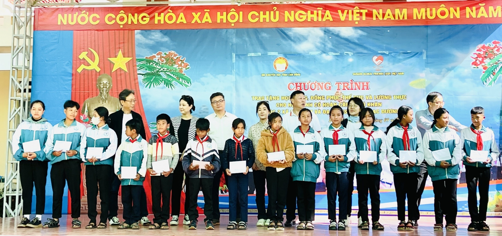 Lạc Dương: Trao quà và học bổng cho các em học sinh có hoàn cảnh khó khăn