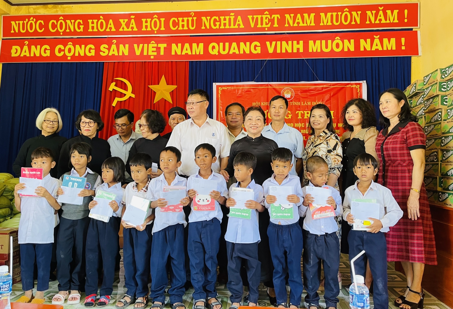 Lâm Hà: Trao quà và học bổng cho phụ huynh và học sinh có hoàn cảnh khó khăn