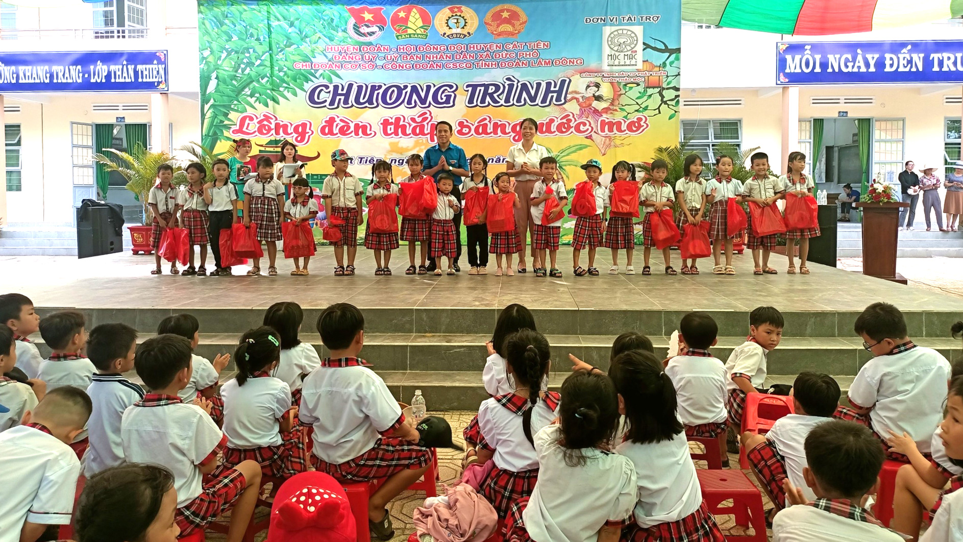 Cát Tiên: Trao hơn 350 phần quà cho các em học sinh tại Chương trình Lồng đèn thắp sáng ước mơ