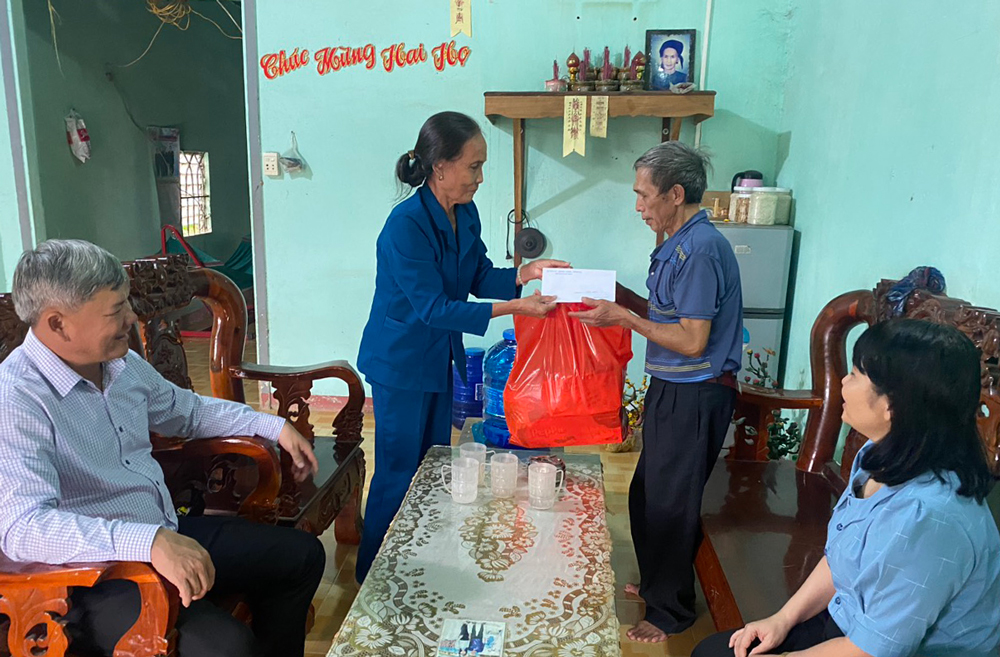 Cát Tiên: Thăm, tặng quà nhân Ngày Quốc tế Người cao tuổi