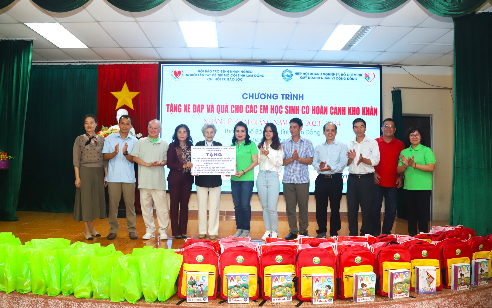 Bảo Lộc: Trao tặng học bổng, xe đạp và dụng cụ học tập cho học sinh khó khăn