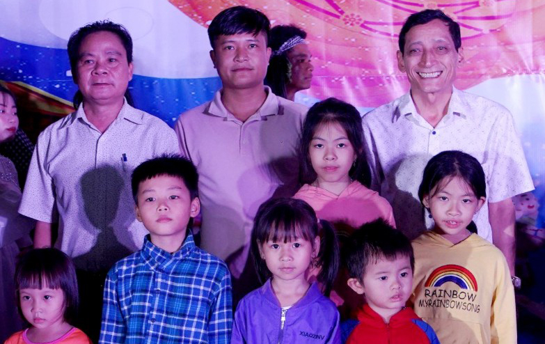 Đạ Huoai: Trao quà Trung thu cho thiếu nhi