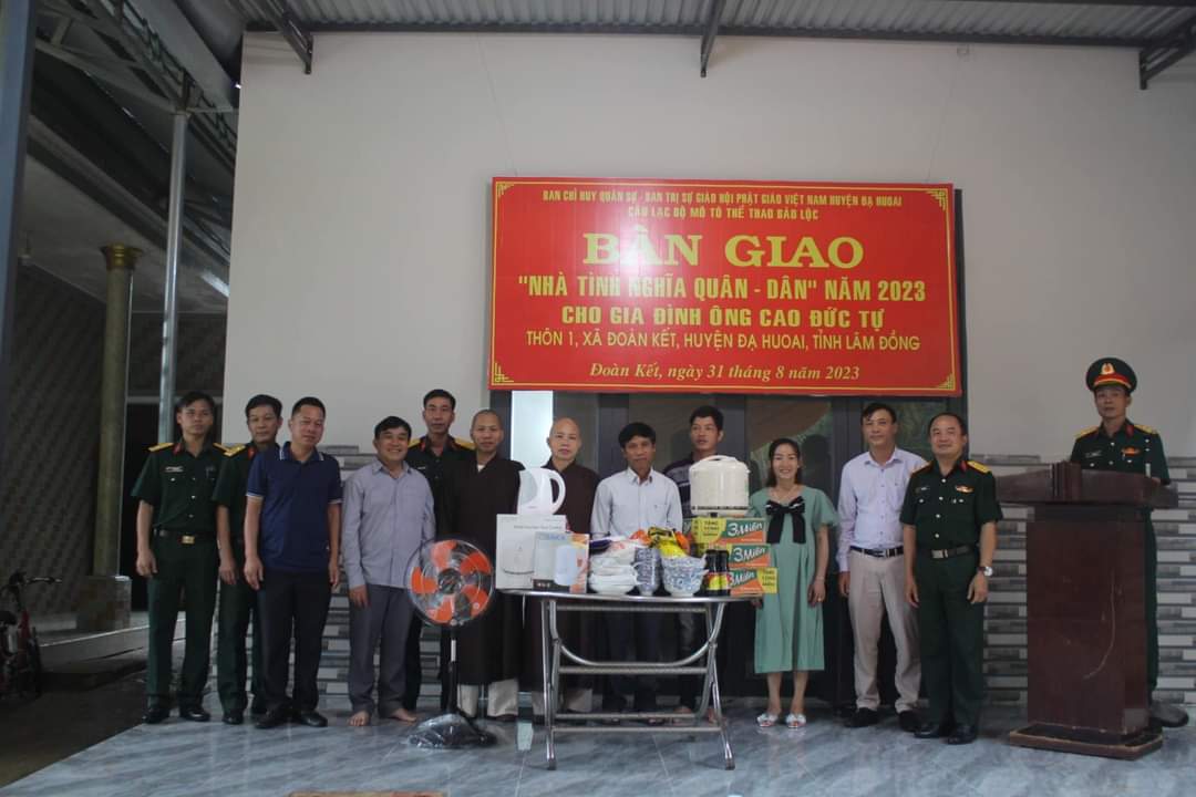 Đạ Huoai: Bàn giao nhà tình nghĩa quân dân