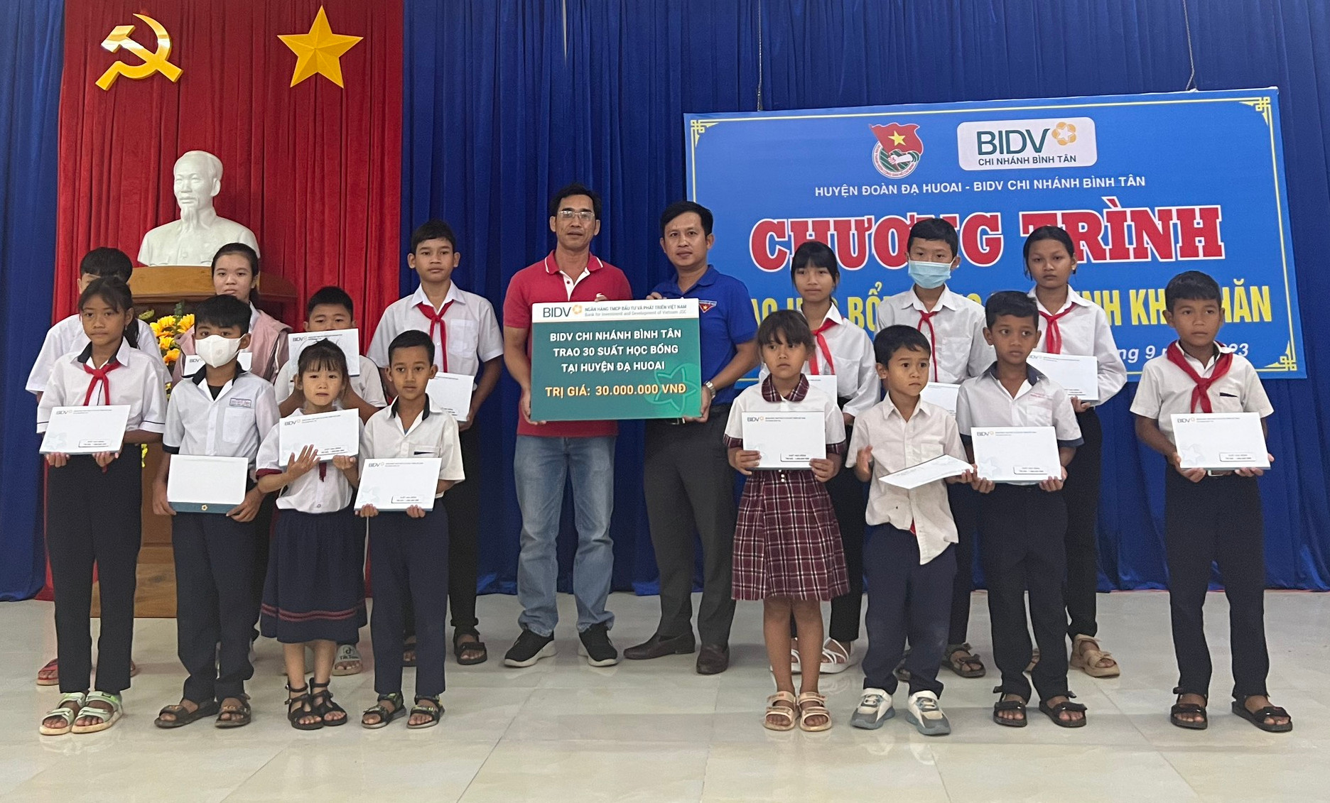 Đạ Huoai: Trao học bổng cho học sinh đầu năm học mới