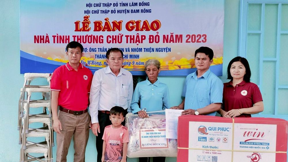 Đam Rông: Bàn giao 2 nhà tình thương Chữ thập đỏ