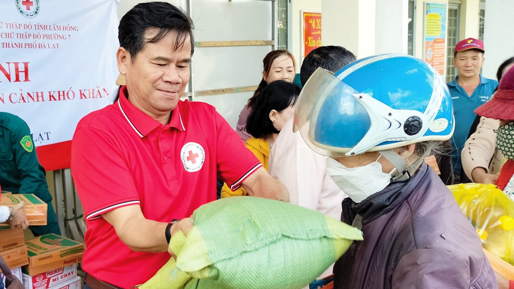 Chăm lo cho các hoàn cảnh khó khăn góp phần đảm bảo an sinh xã hội