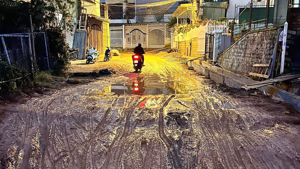 Làm đường hay hành dân