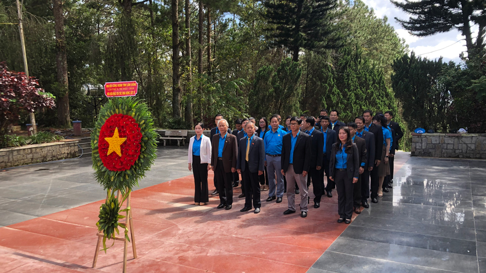 Liên đoàn Lao động tỉnh Lâm Đồng dâng hương báo công tại Nghĩa trang liệt sỹ Đà Lạt
