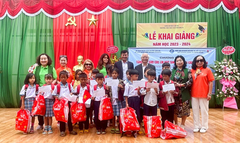 Tặng quà và trao học bổng nhân ngày khai trường