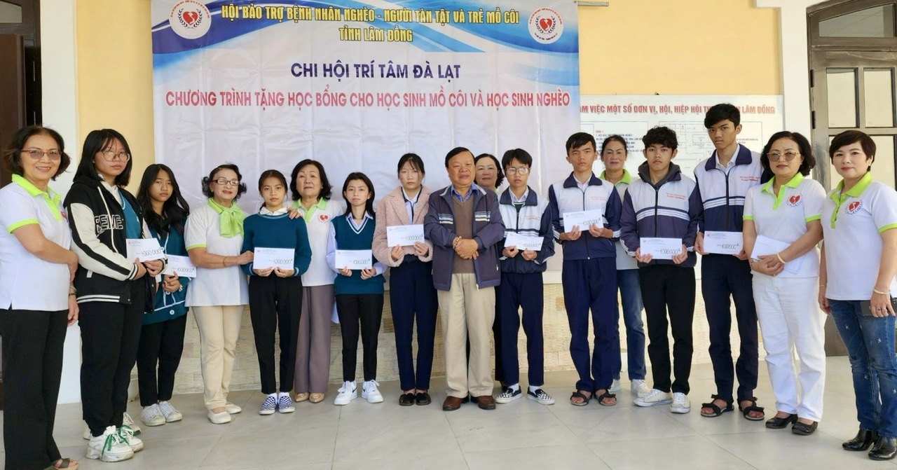 Đà Lạt: Trao 40 suất học bổng cho học sinh THPT có hoàn cảnh khó khăn