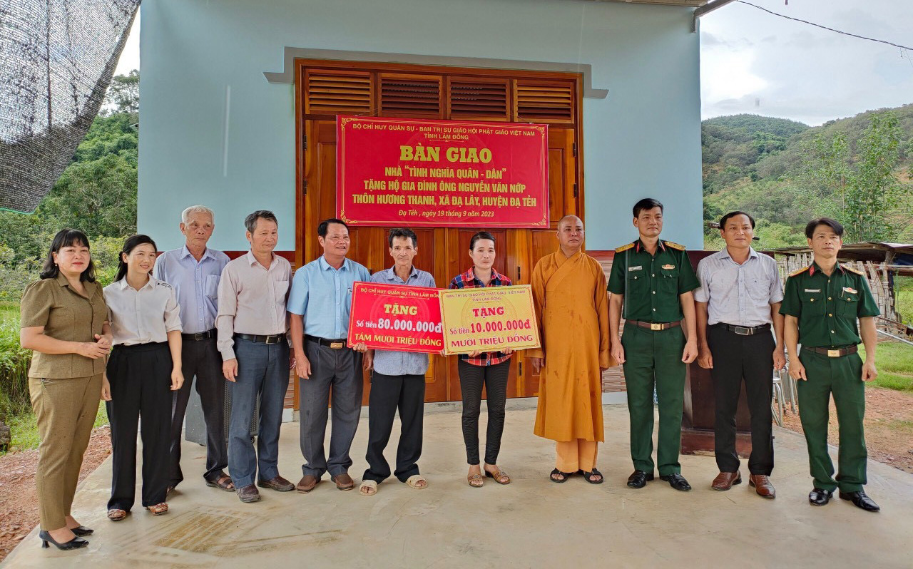 Bàn giao nhà tình nghĩa quân - dân ở Đạ Tẻh
