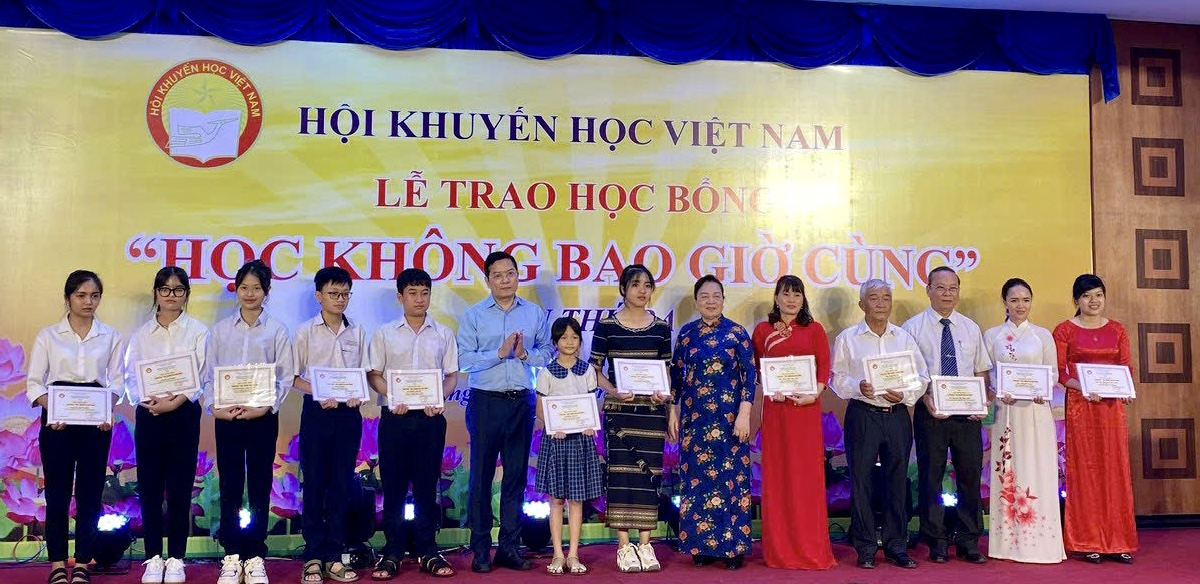 15 cá nhân tiêu biểu được nhận học bổng “Học không bao giờ cùng”