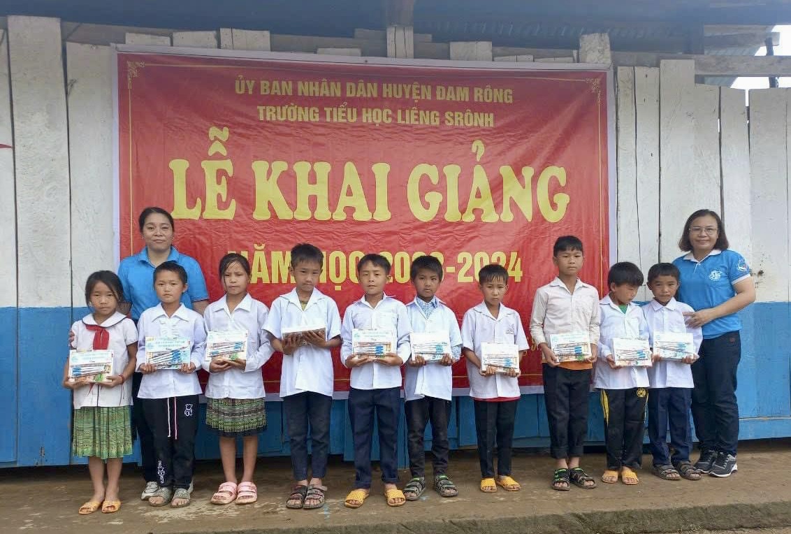 Trao gần 2.000 suất học bổng và quà cho học sinh có hoàn cảnh khó khăn