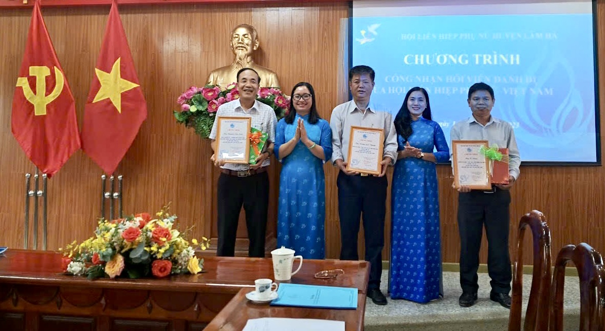 Công nhận hội viên danh dự của Hội LHPN Việt Nam là nam giới