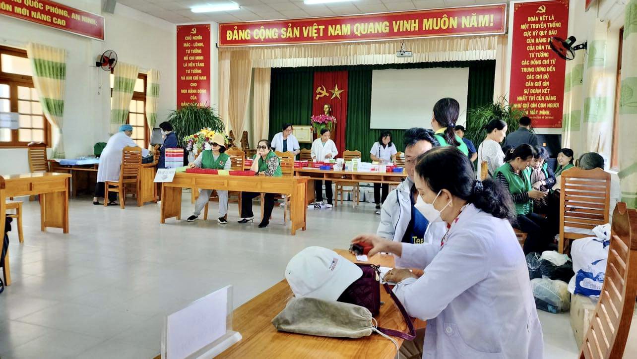 Lạc Dương: Khám bệnh, cấp phát thuốc miễn phí và tặng 100 bình chữa cháy cho hộ nghèo, hộ cận nghèo