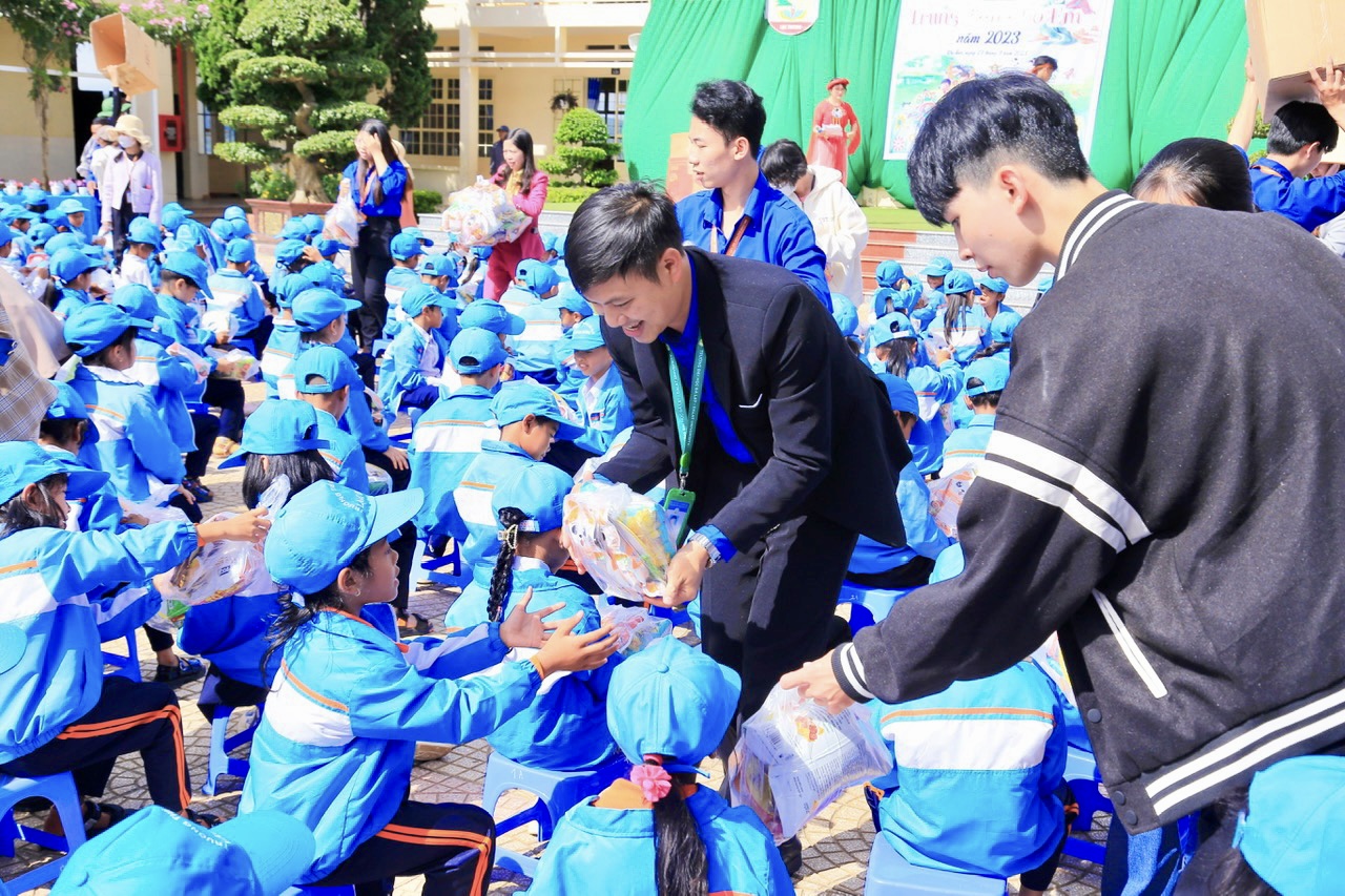 Tuổi trẻ Đại học Đà Lạt mang Tết Trung thu đến trẻ em vùng sâu