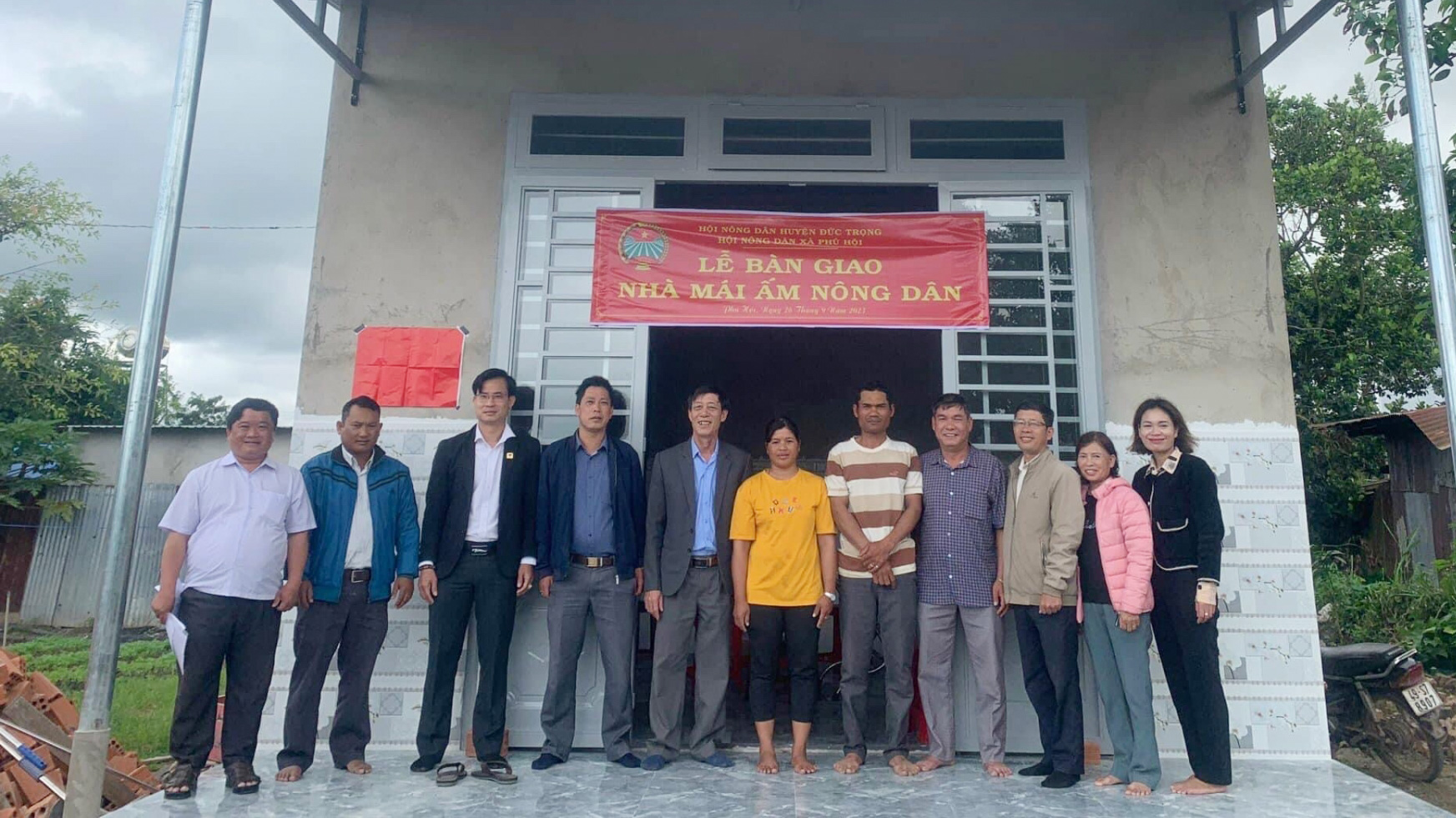 Bàn giao nhà Mái ấm nông dân