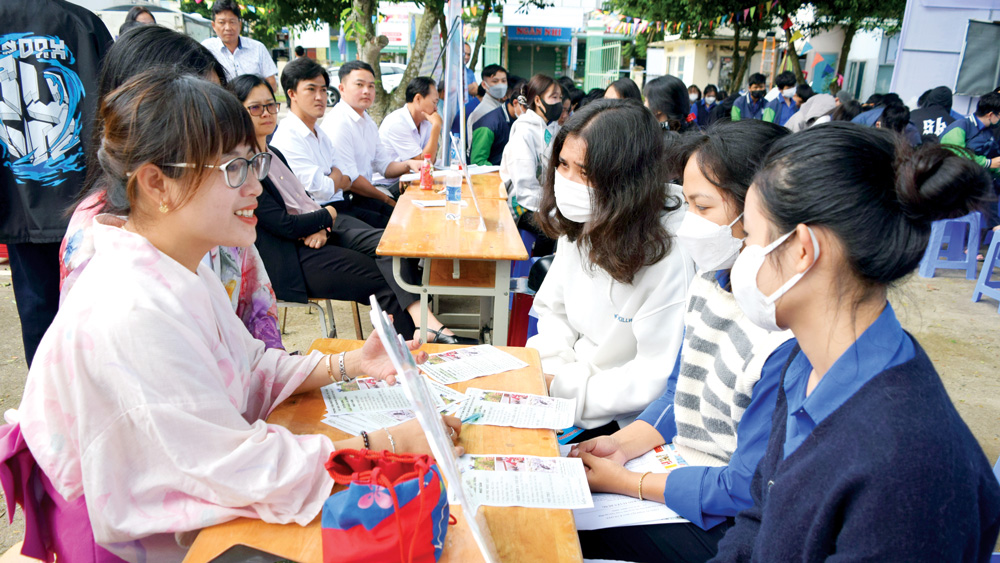 Thiết thực ngày hội việc làm tại huyện Đức Trọng