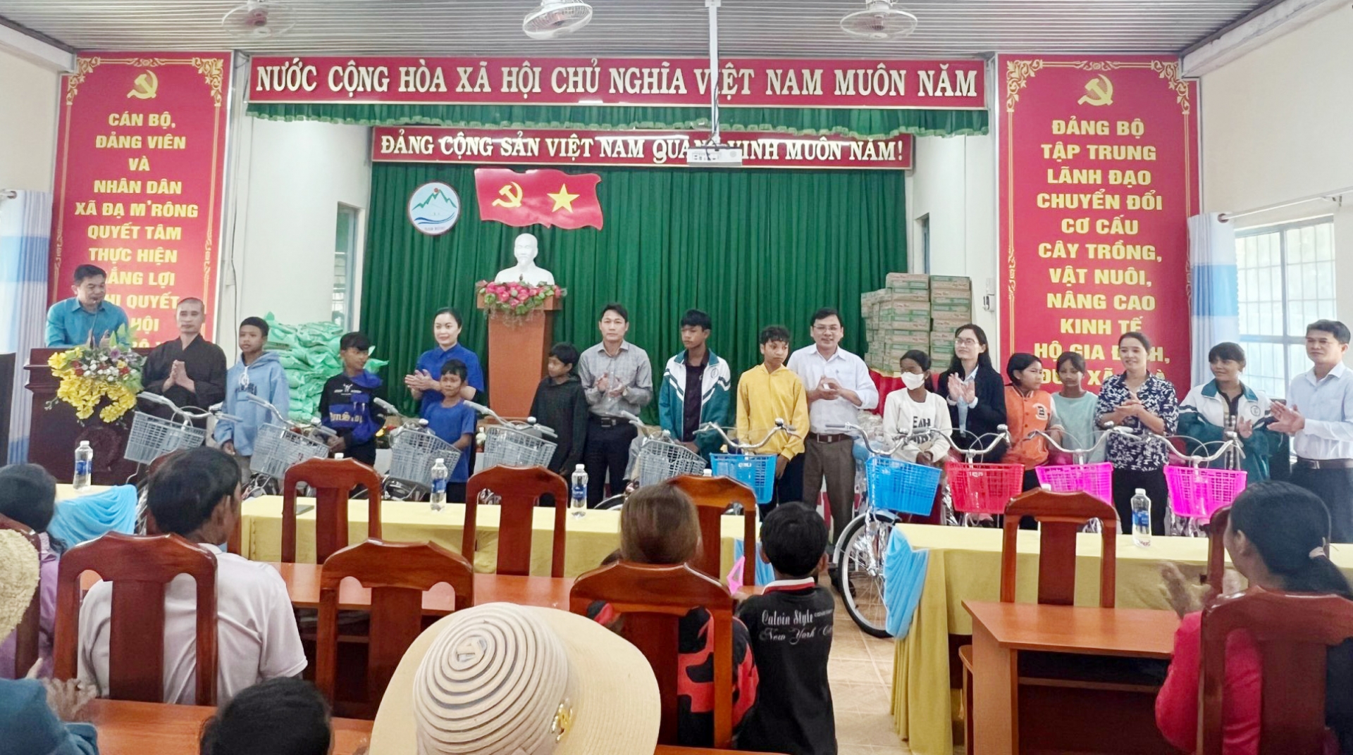 Ban Từ thiện Phật giáo Đà Lạt tặng nhiều phần quà ý nghĩa cho học sinh vùng sâu, vùng xa