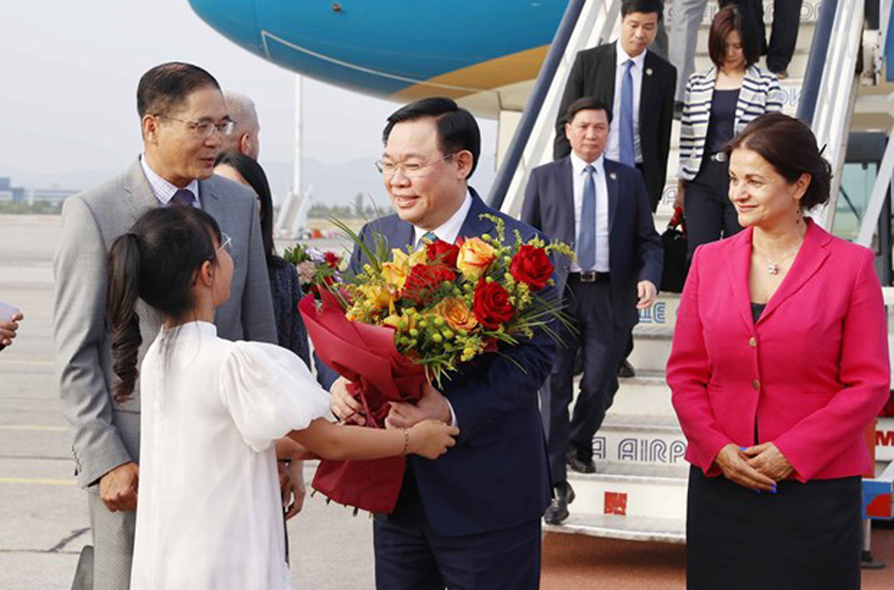 Chủ tịch Quốc hội đến Sofia, bắt đầu thăm chính thức Cộng hòa Bulgaria