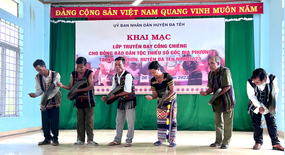 Đạ Tẻh: Khai mạc lớp dạy cồng chiêng cho con em đồng bào dân tộc Mạ, K'Ho