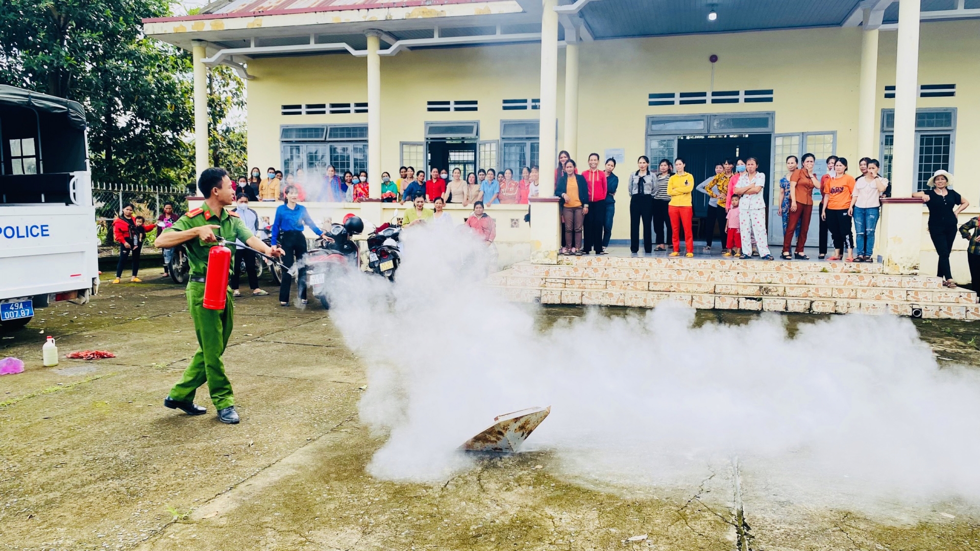 Đạ Tẻh: Hỗ trợ kinh phí mua bình chữa cháy cho 628 hộ dân