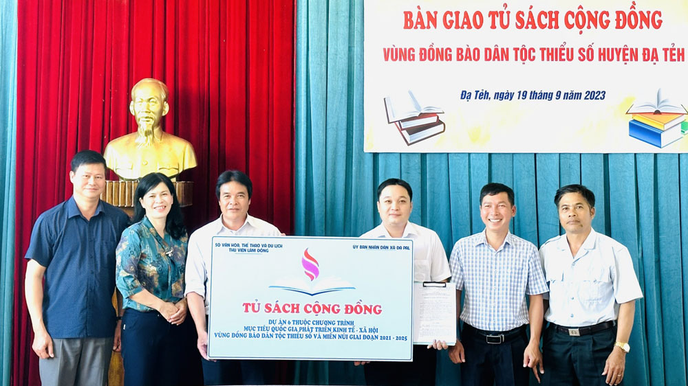 Bàn giao tủ sách cộng đồng vùng đồng bào dân tộc thiểu số tại Đạ Tẻh