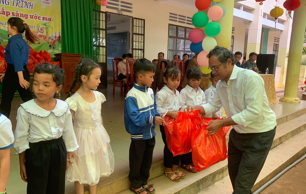Di Linh: Trao 20 suất học bổng trong chương trình “Lồng đèn thắp sáng ước mơ”