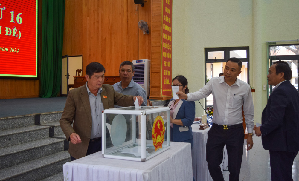 HĐND huyện Đức Trọng bầu Chủ tịch và 2 Phó Chủ tịch UBND huyện