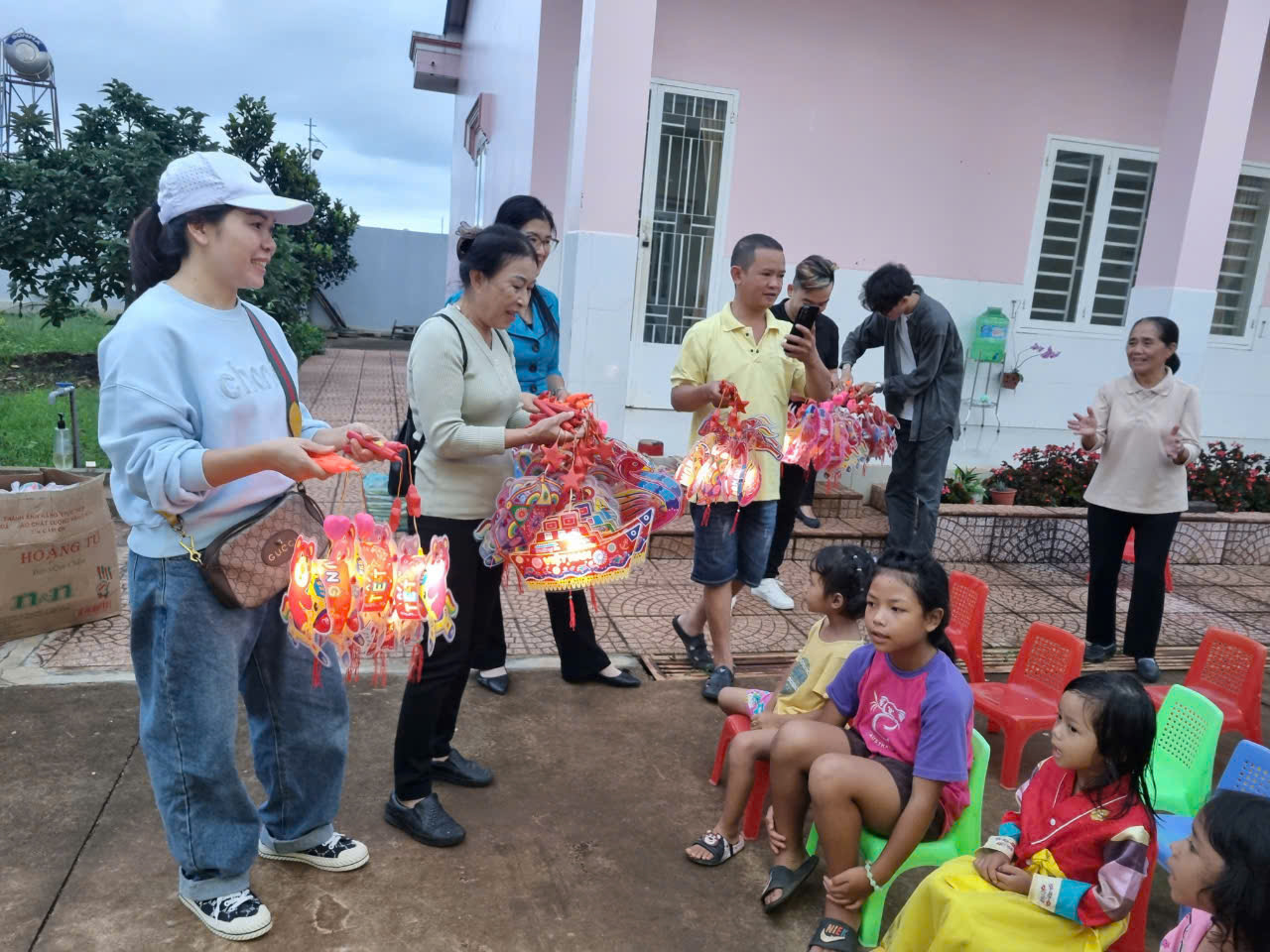 100 phần quà trung thu dành tặng các em thiếu nhi dân tộc có hoàn cảnh khó khăn