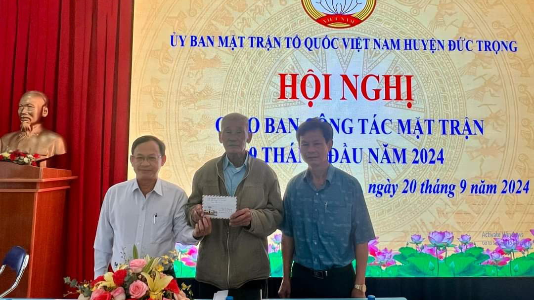 Cụ ông 100 tuổi trích tiền tiết kiệm ủng hộ đồng bào miền Bắc