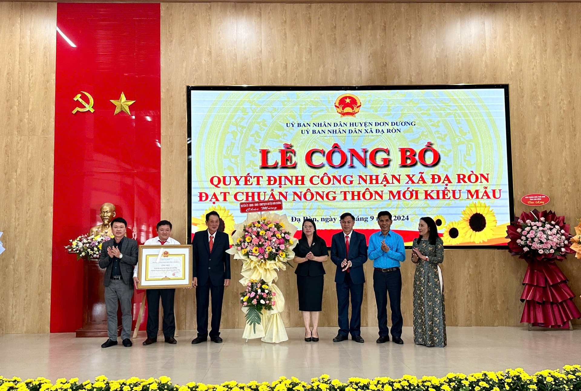 Đạ Ròn đón nhận xã đạt chuẩn nông thôn mới kiểu mẫu