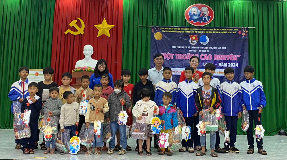 Di Linh: Trao tặng hơn 1.130 phần quà trung thu cho các em thiếu nhi