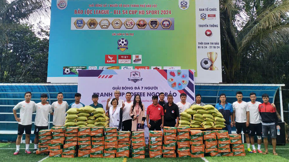 Bảo Lộc: Tổ chức giao lưu bóng đá quyên góp hơn 2 tấn gạo ủng hộ đồng bào miền Bắc