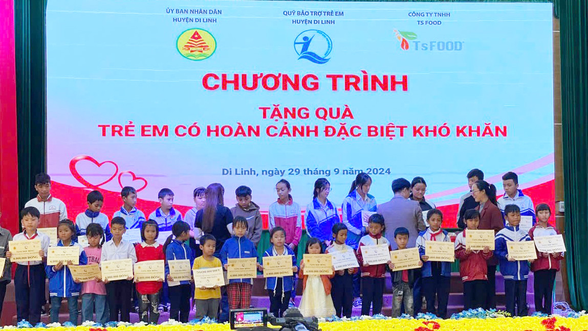Di Linh: Tặng quà cho 100 trẻ em có hoàn cảnh khó khăn