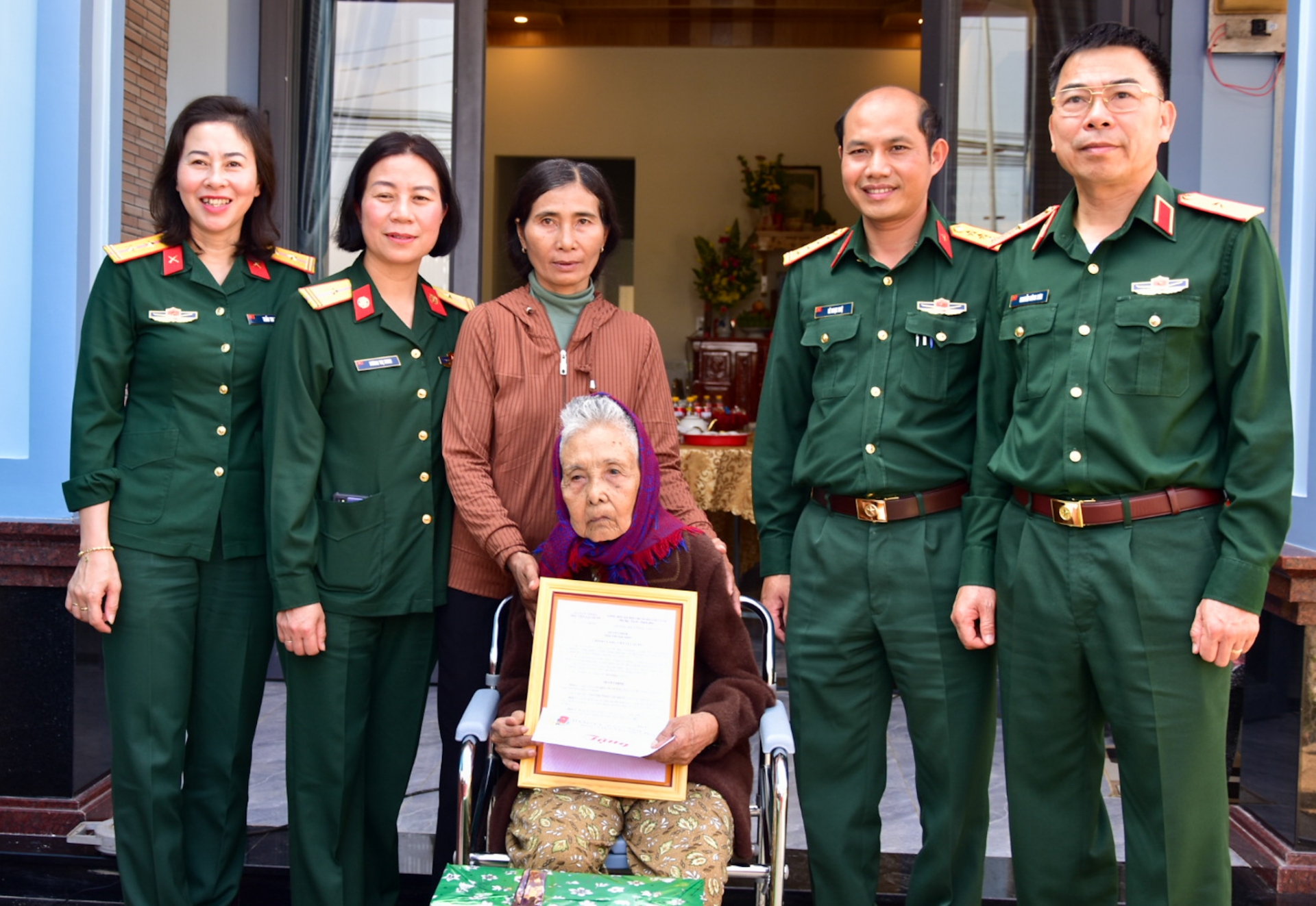 Học viện Lục quân trao tặng Nhà tình nghĩa cho mẹ liệt sĩ