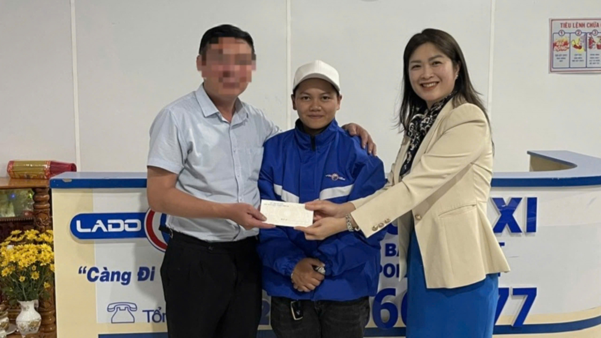 Đà Lạt: Nữ tài xế taxi trả lại 10 triệu đồng cho du khách bỏ quên trên xe