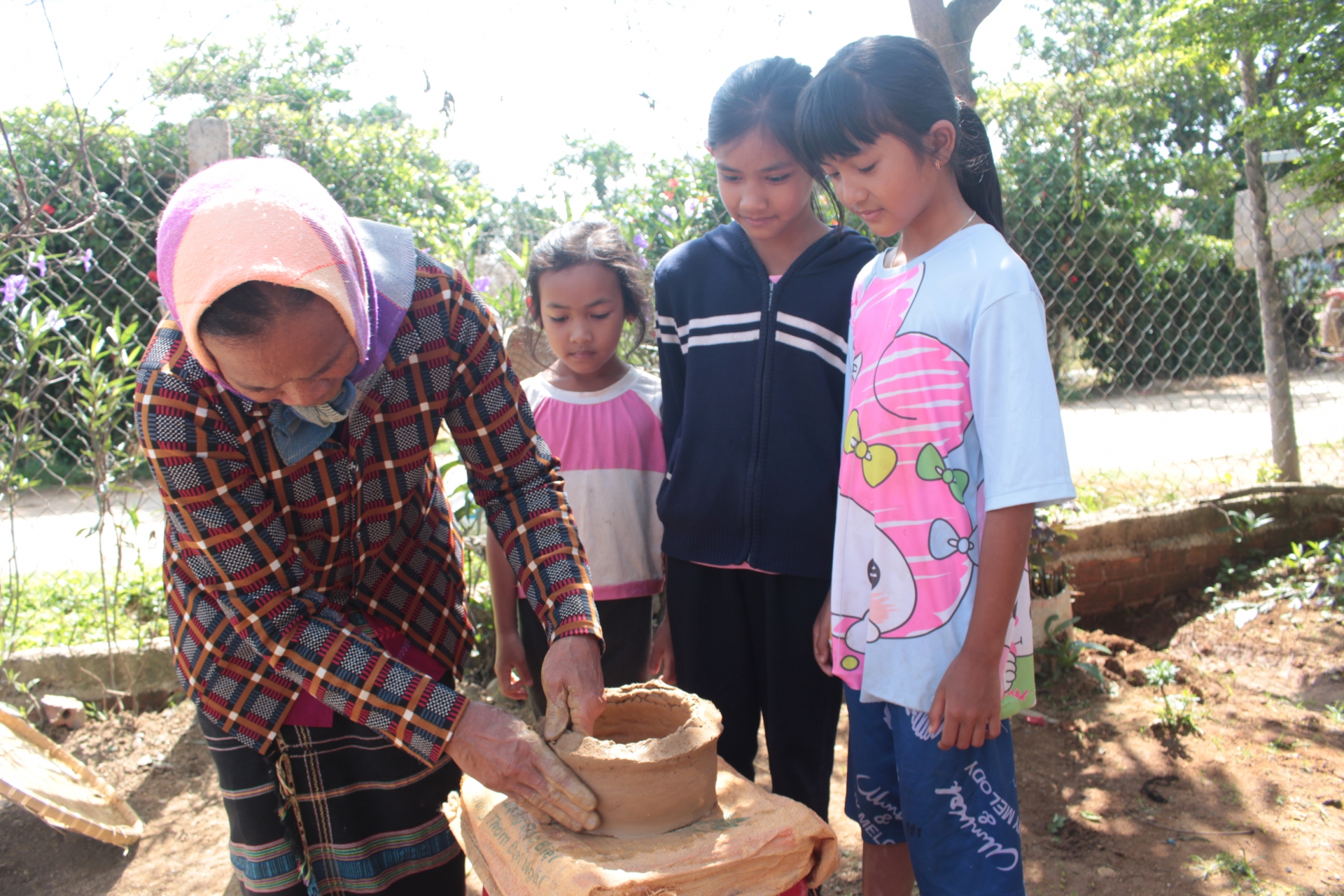 Bế giảng lớp truyền dạy nghề gốm mộc truyền thống dân tộc Churu