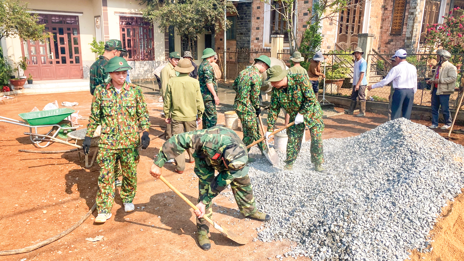 “Xung kích, đi đầu, gần dân, giúp dân”