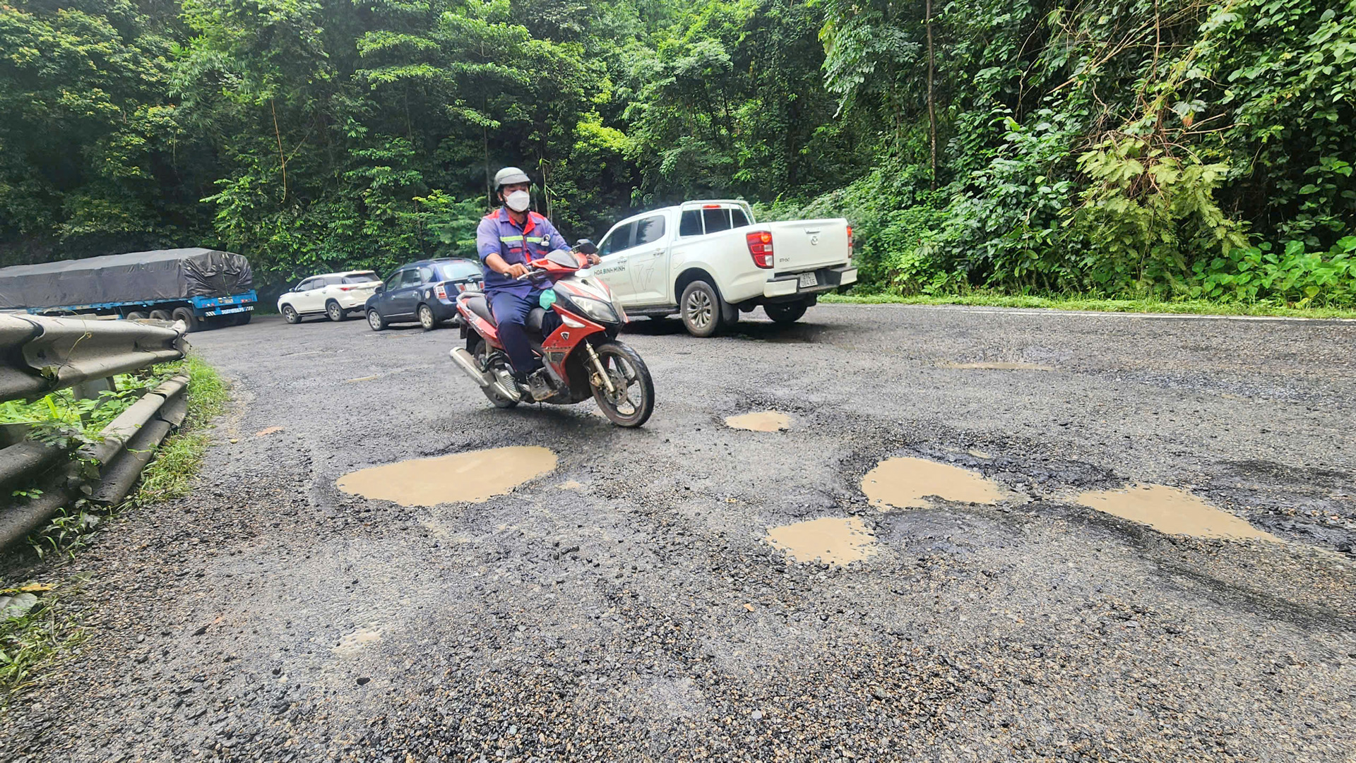 “Ổ gà” dày đặc ngay khúc cua tay áo trên đèo Bảo Lộc