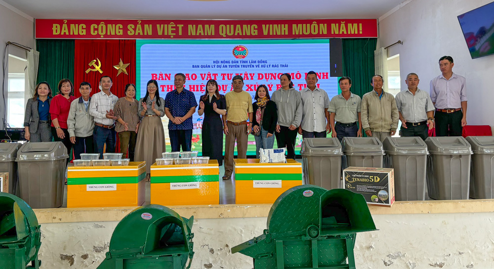 Hội Nông dân tỉnh trao vật tư phục vụ xử lý rác thải nông thôn