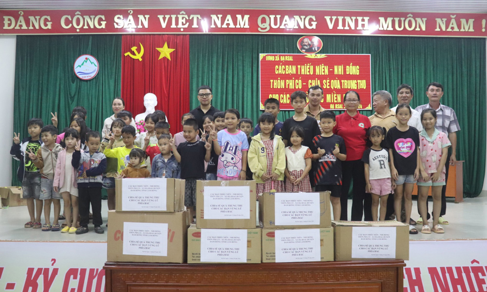 Thiếu nhi Đam Rông chia sẻ quà trung thu cho các bạn vùng lũ phía Bắc