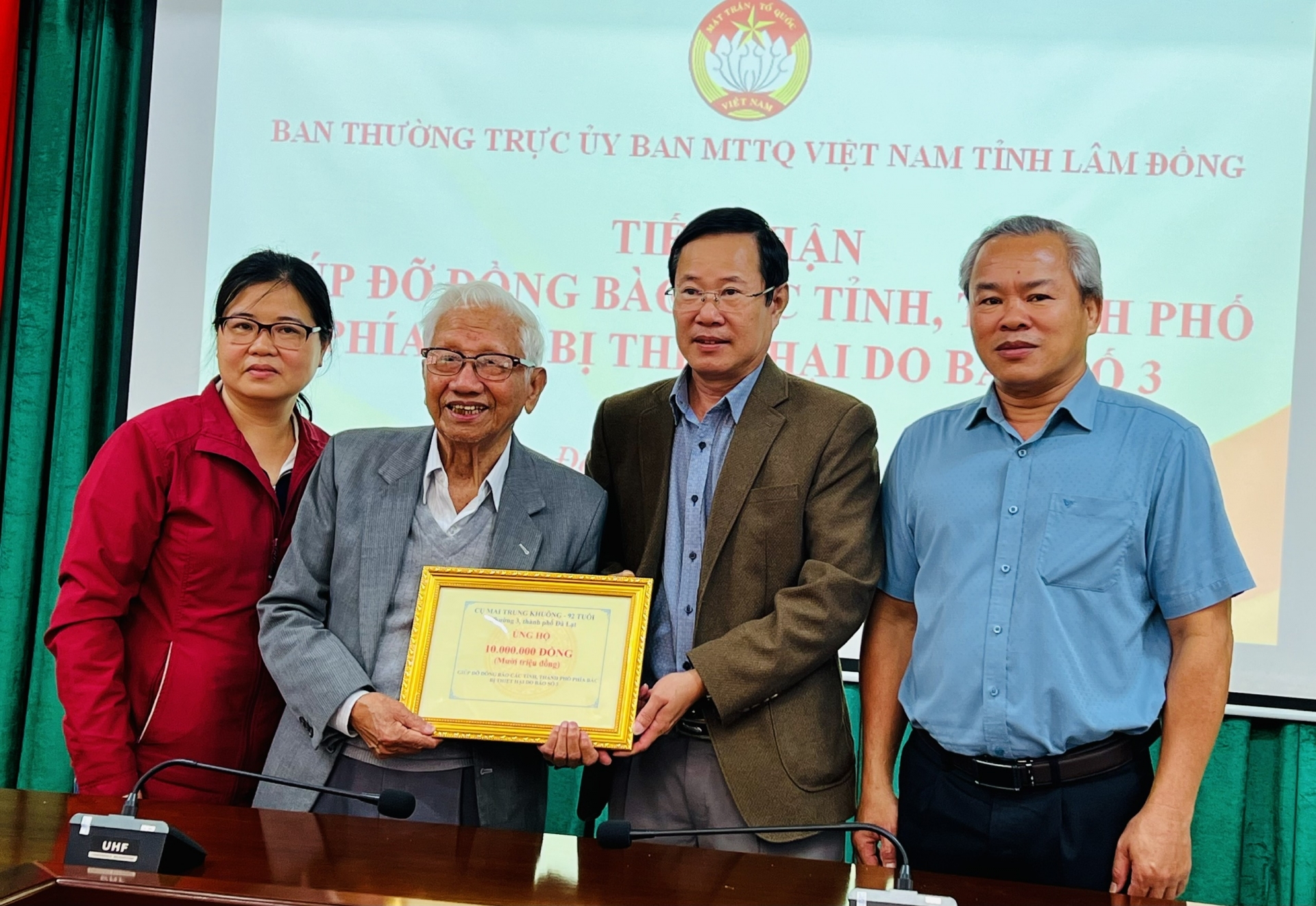 Xúc động hình ảnh cụ ông 92 tuổi ủng hộ gần 1 tháng lương hưu cho bà con các tỉnh phía Bắc bị thiệt hại bão lũ