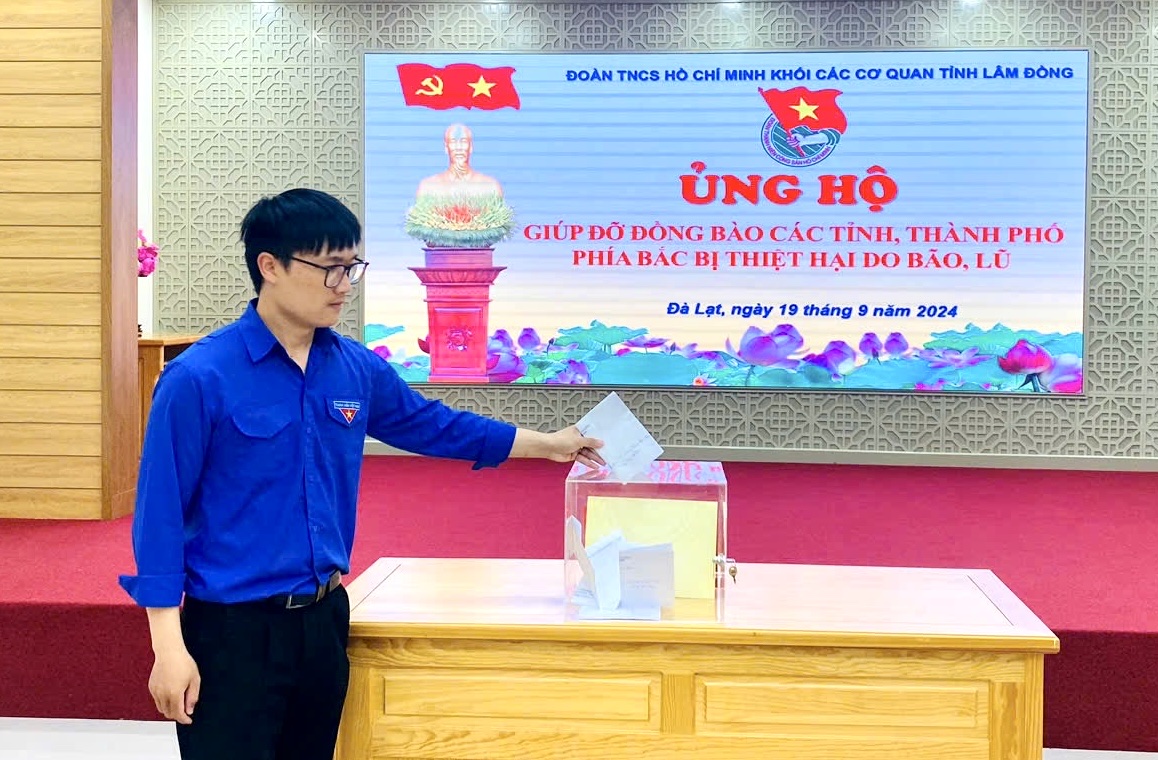 Đoàn viên, thanh niên Khối các cơ quan tỉnh ủng hộ đồng bào miền Bắc bị thiệt hại do bão số 3